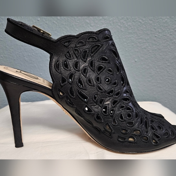 Vince Camuto Signature perforated peep toe sandals - Picture 3 of 8